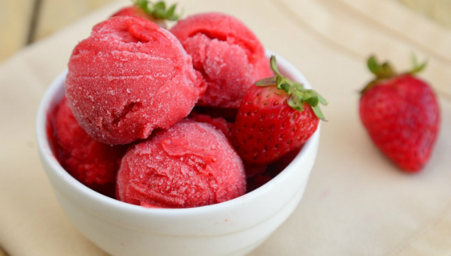 QZpEFwHn-hinh-anh-kem-sorbet-dau-tay-1